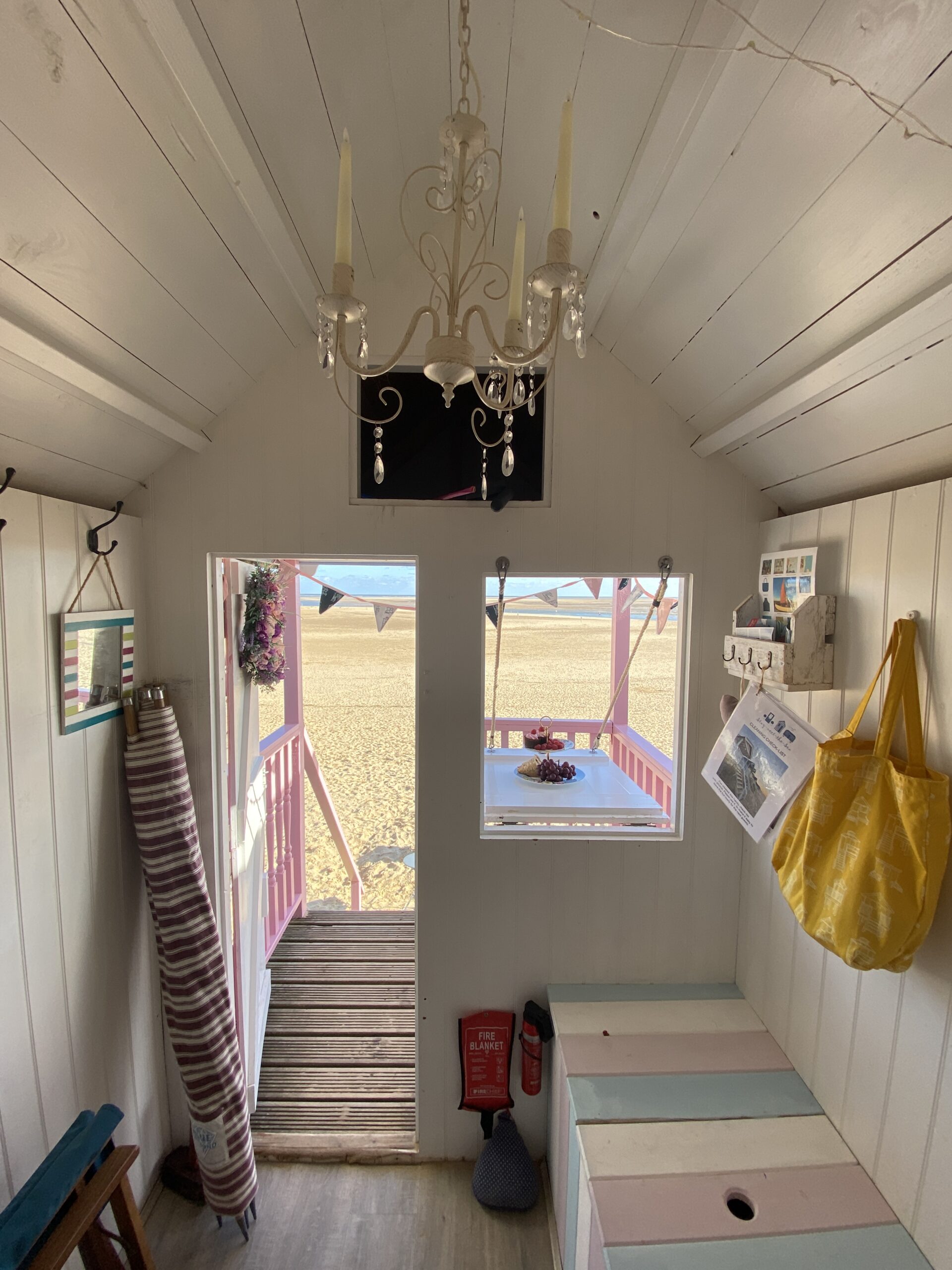 Beach hut hire interior Wells-next-the-Sea